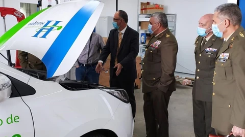 El general Francisco Javier Varela (ex JEME) visita el centro nacional del hidrogeno en 2021.