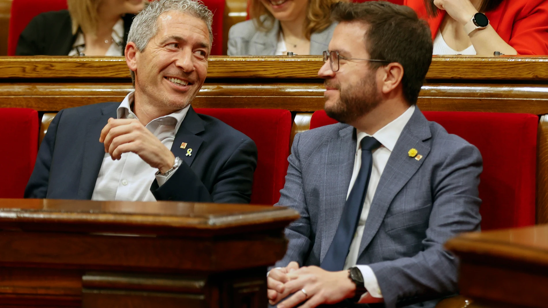 El presidente de la Generalitat, Pere Aragonès, junto al conseller de Educación, Josep González-Cambray, en el Pleno