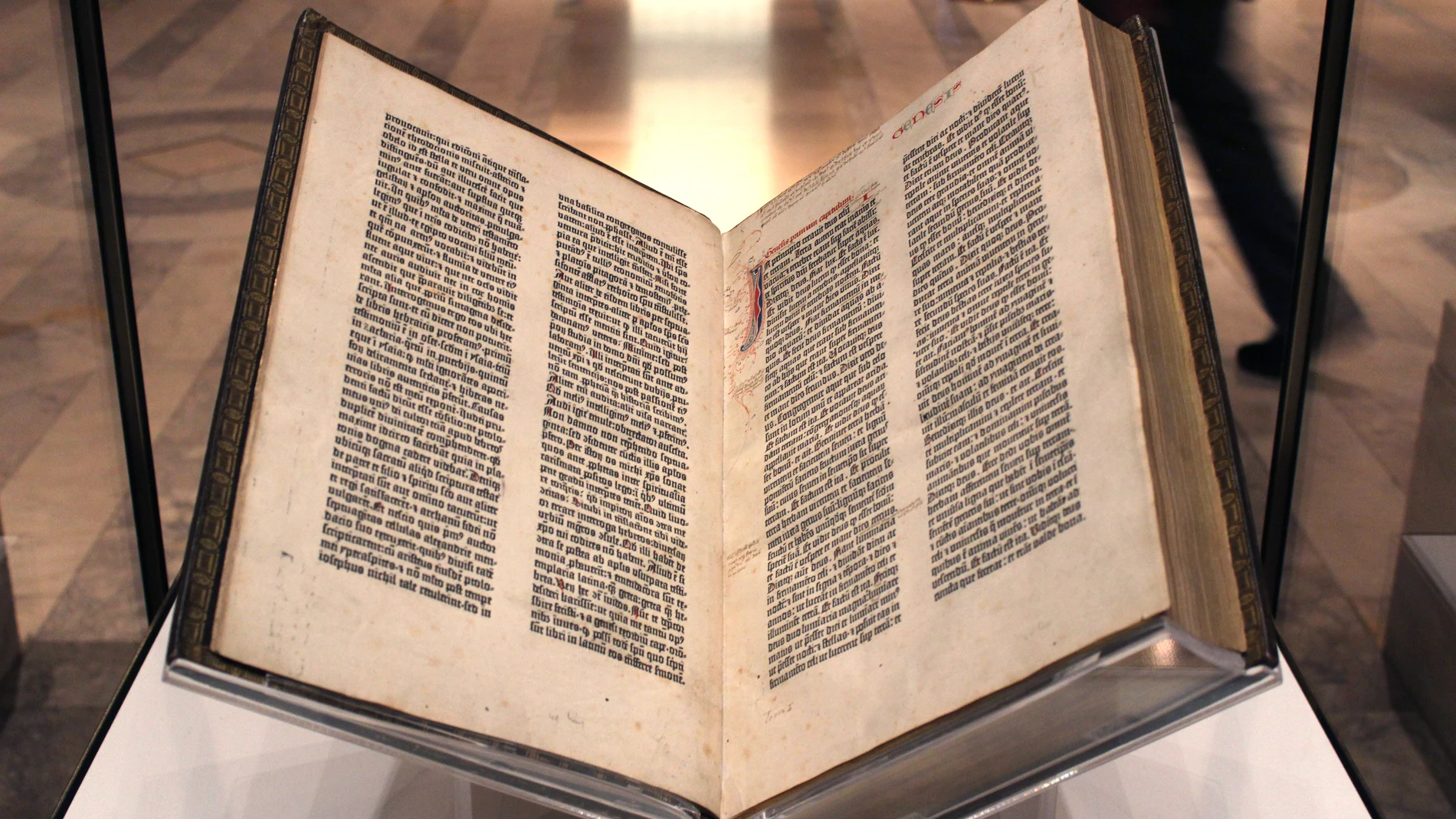 Vista de un ejemplar de la Biblia de Gutenberg, que está considerado el primer libro impreso