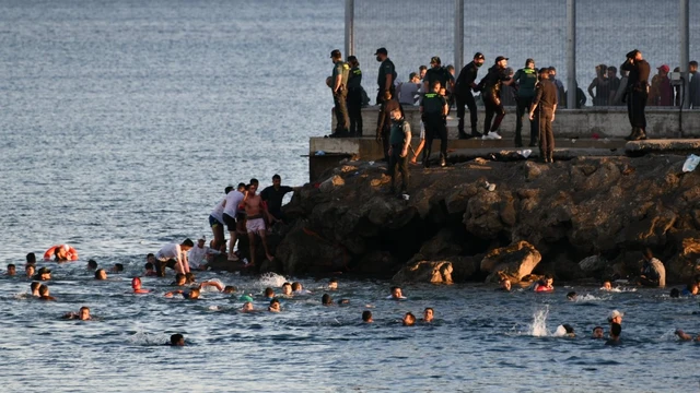 Personas migrantes en la playa del Tarajal, el 17 de mayo de 2021, en Ceuta, (España).