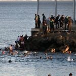 Personas migrantes en la playa del Tarajal, el 17 de mayo de 2021, en Ceuta, (España).