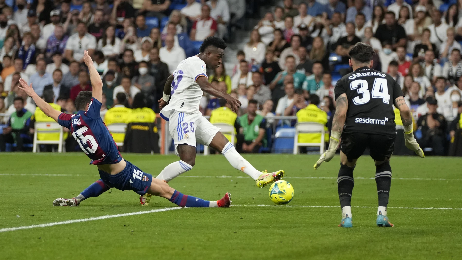 Vinicius marca uno de sus tres goles en el Real Madrid-Levante de LaLiga