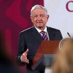 Fotografía cedida hoy por la Presidencia de México que muestra al mandatario Andrés Manuel López Obrador durante su rueda de prensa matutina en Palacio Nacional, en Ciudad de México (México).