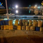 Imagen de parte del alijo de 4.000 kilos de hachís intervenido durante dos operaciones en menos de 24 horas en la costa de Huelva. EFE/Agencia Tributaria/Guardia Civil