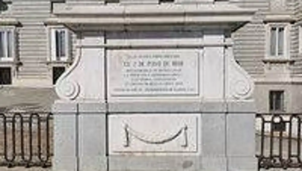 Placa a los Héroes del Dos de Mayo de 1808 en el Palacio Real