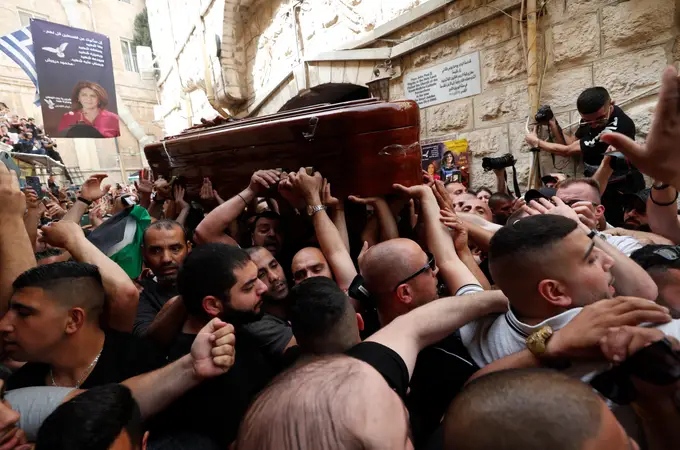 Batalla campal en el funeral de la periodista de Al Yazira