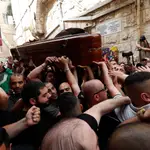  Batalla campal en el funeral de la periodista de Al Yazira