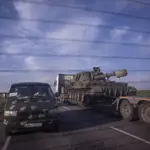 Un camión transporta un remolque con un vehículo ucraniano de artillería autopropulsada en la región de Donetsk