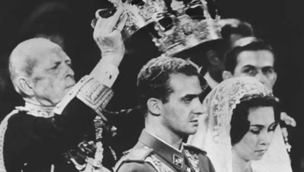 Boda del Principe Juan Carlos de Borbón y Sofía de Grecia. El Rey Pablo de Grecia intercambia las coronas durante la ceremonia Ortodoxa