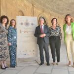 Patricia Maldonado Pérez, delegada en Andalucía de la Fundación ”la Caixa” ; Rocío Díaz, directora de la Alhambra; Enric Millo, secretario general de Andalucía Acción Exterior; Concha de Santa Ana, directora de la Fundación Tres Culturas del Mediterráneo; y Cristina Fernández, directora de área de Granada capital sur de CaixaBank