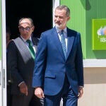 El rey Felipe junto al presidente de Iberdrola, Ignacio Galán, durante la inauguración de la planta de hidrógeno verde de la compañía en Puertollano
