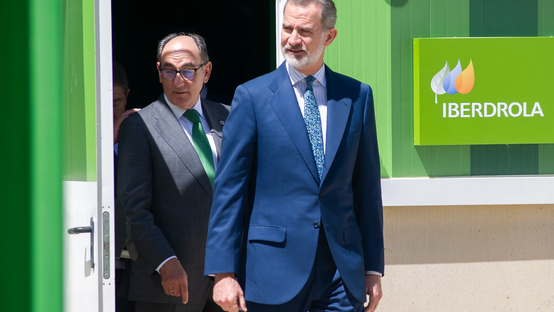 El rey Felipe junto al presidente de Iberdrola, Ignacio Galán, durante la inauguración de la planta de hidrógeno verde de la compañía en Puertollano