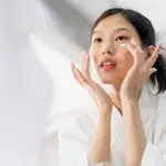 Mujer japonesa aplicando su rutina de belleza.