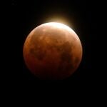 La luz brilla de un eclipse lunar, un fenómeno conocido popularmente como "luna de sangre" | Fuente: AP Photo/Ringo H.W. Chiu