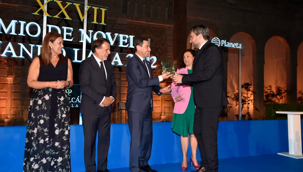 Sonia Gaya, José Creuheras, Juanma Moreno y Olga Sánchez entregan el premio a Máximo Huerta