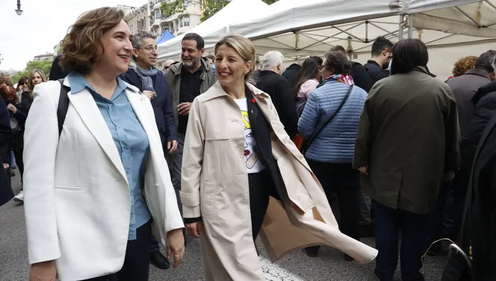 Yolanda Díaz y Ada Colau pasean por el Paseo de Gràcia con motivo de la celebración de Sant Jordi en Barcelona