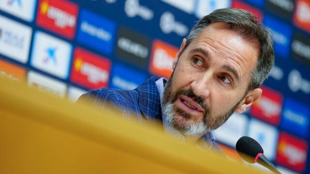 Vicente Moreno en su despedida como entrenador del Espanyol. EFE/Enric Fontcuberta