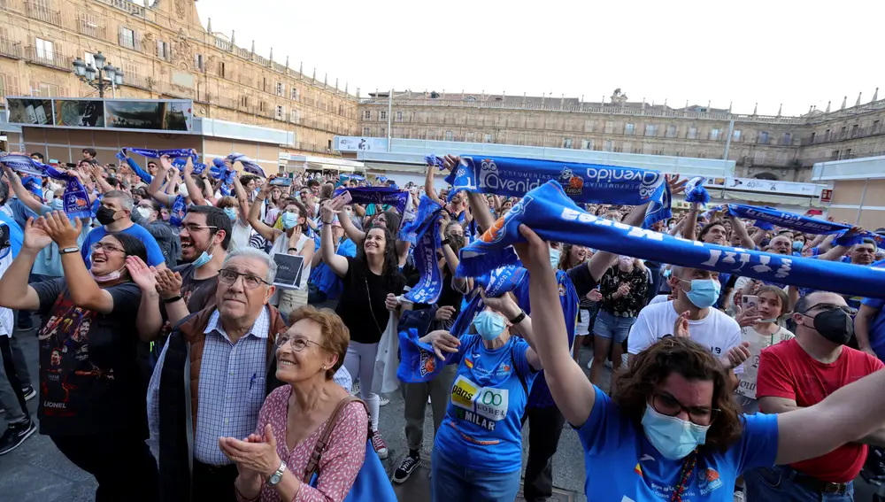 Las jugadoras de Perfumerías Avenida celebran el título de Liga Femenina Endesa de Baloncesto, hoy viernes en Salamanca