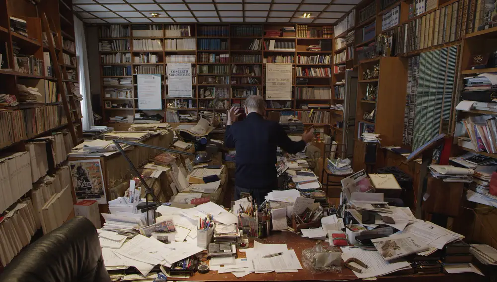 Morricone sumergido en la incalculable cantidad de libros, documentos y partituras que atesoraba en su apartamento del Trastevere