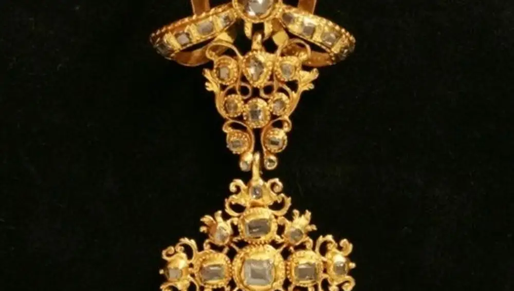 Imagen de un broche portugués del S.XVI, claro ejemplo de la simetría caracterídtica del Barroco, realizado en oro y perlas.