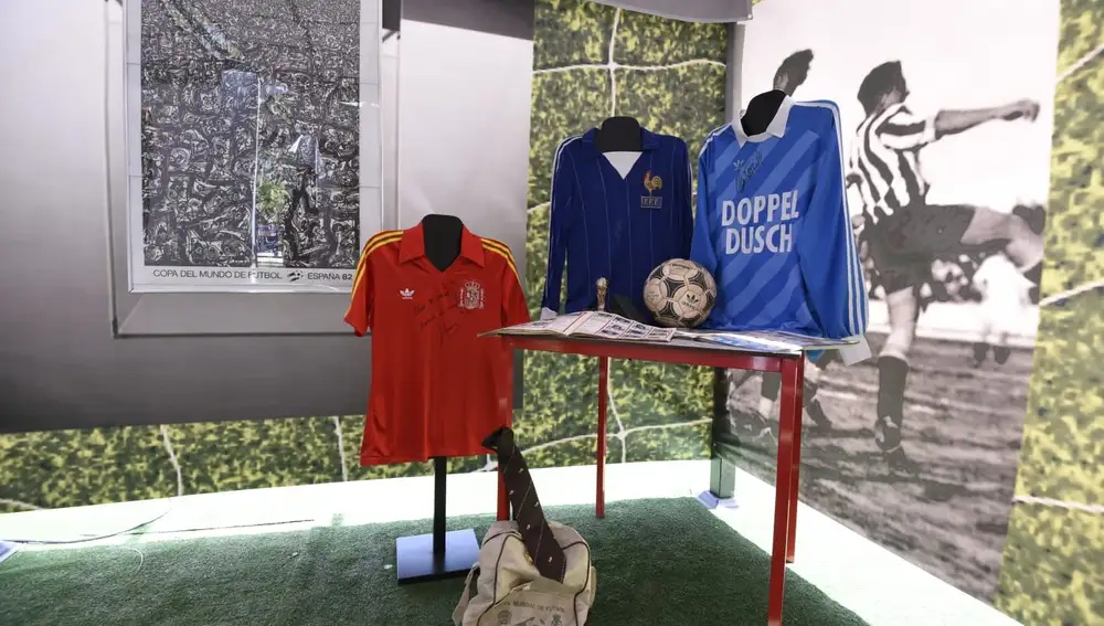 Algunas piezas que se exhiben en "Sevilla es fútbol"