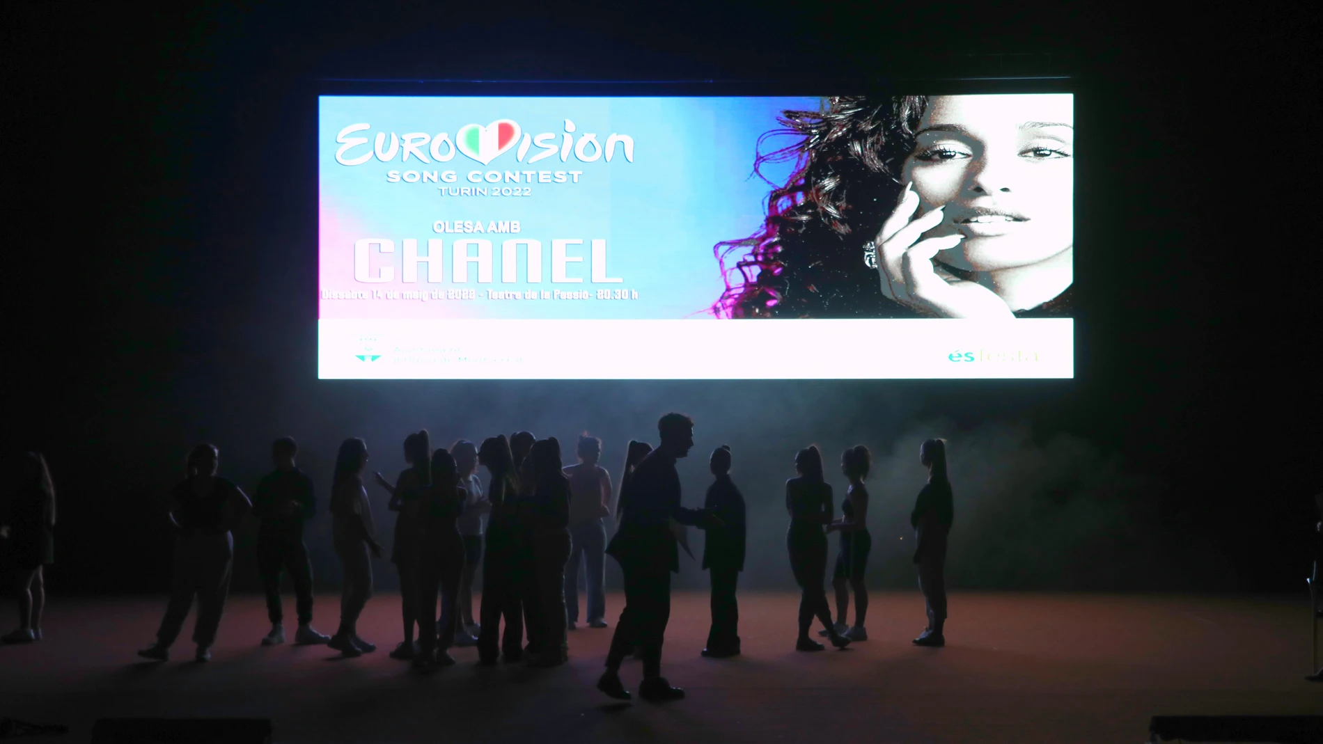 El escenario del Teatre de la Passió de Olesa de Montserrat (Barcelona) momentos antes de la gala de apoyo a Chanel durante el concurso de Eurovisión
