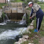 Un pescador en el Canal de Castilla en Palencia