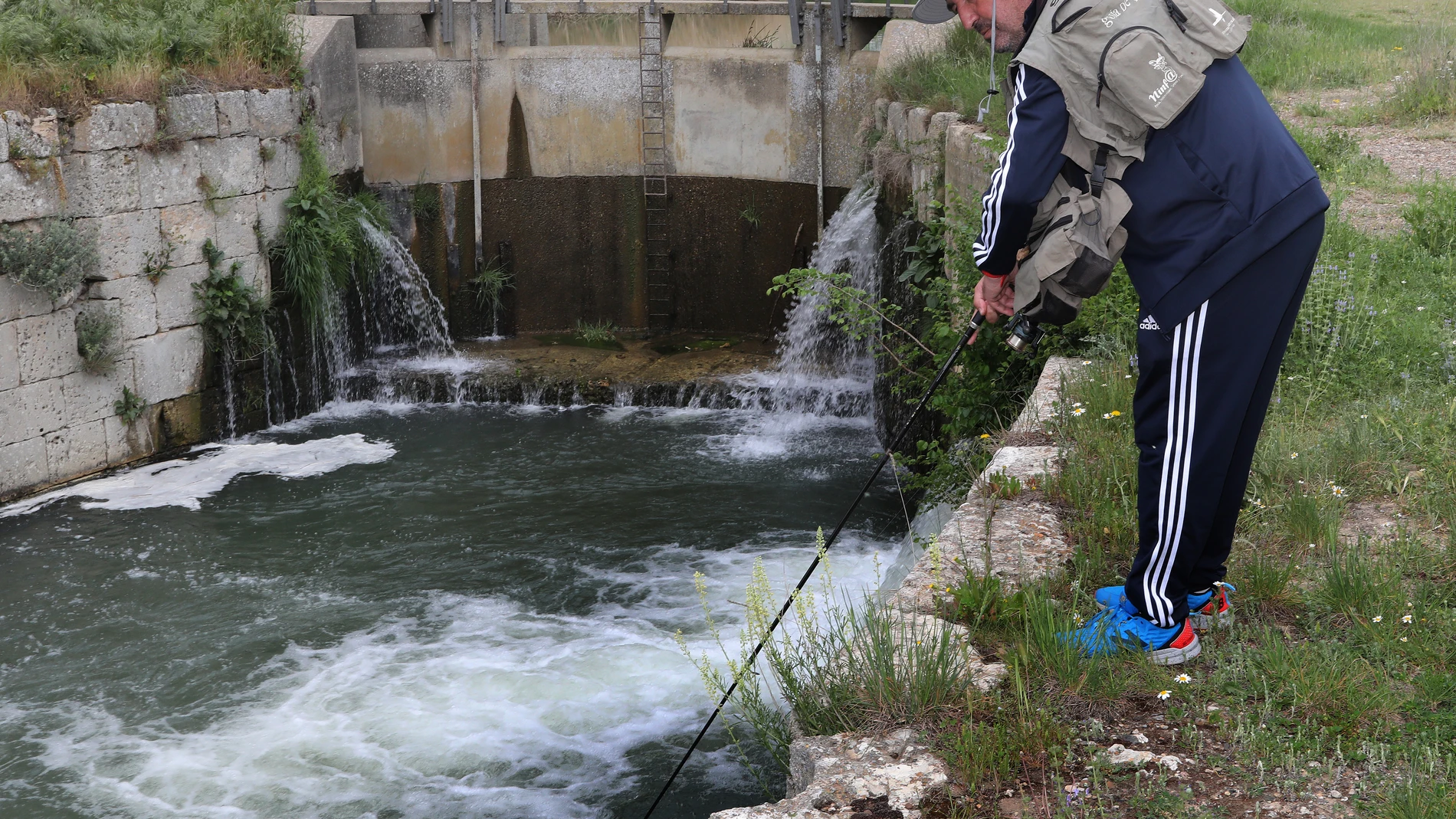 Un pescador en el Canal de Castilla en Palencia