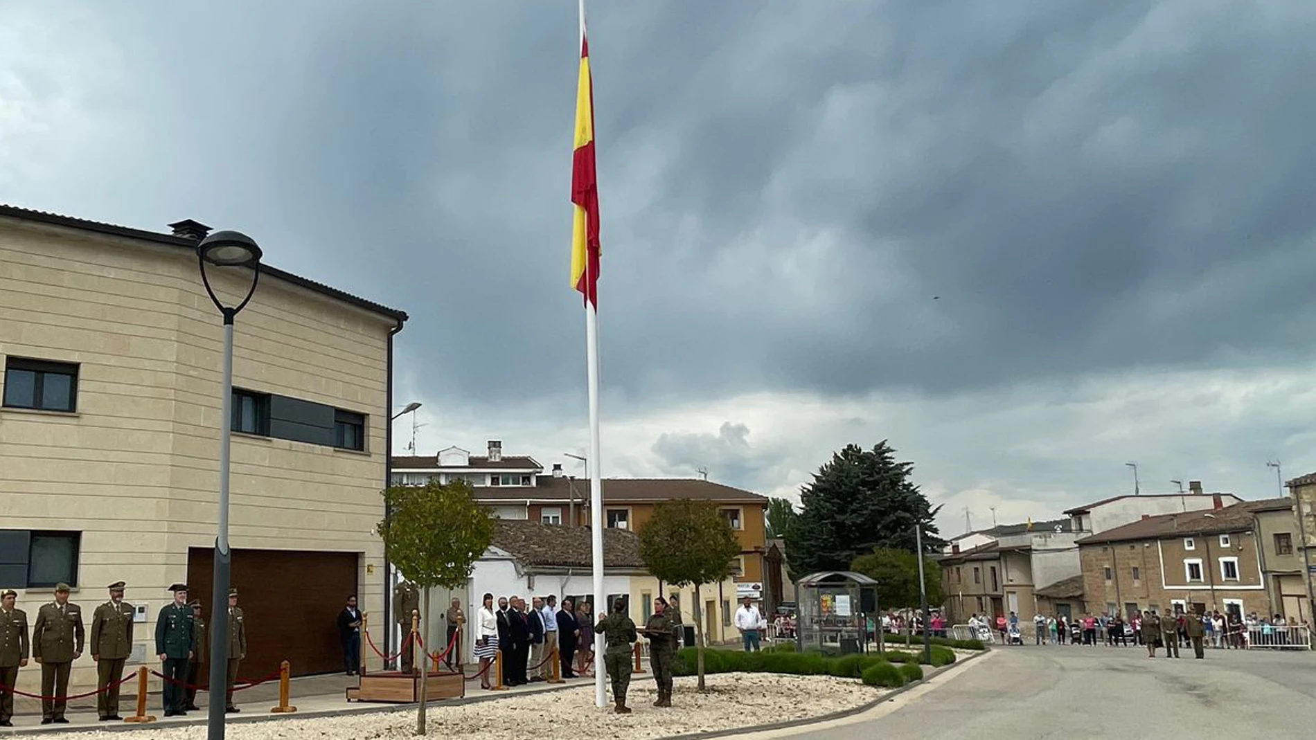 Tardajos rinde homenaje a la Bandera de España en un solemne izado
