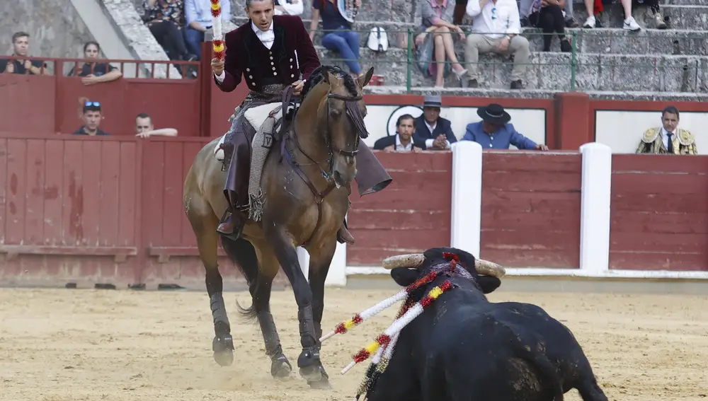 El rejoneador Diego Ventura, en su faena durante la corrida mixta que se ha celebrado hoy sábado en la plaza de Toros de Valladolid