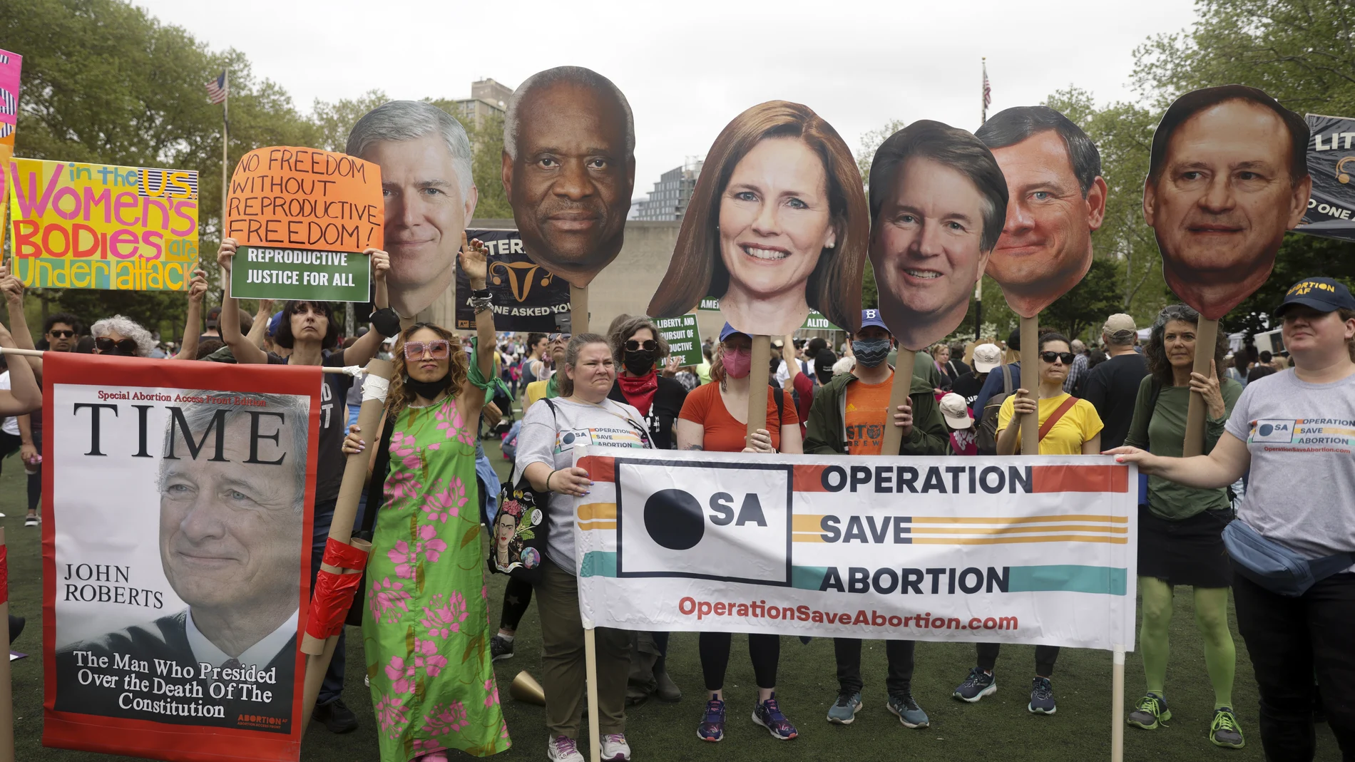 Manifestantes sostienen pancartas durante una manifestación por el derecho al aborto, en Nueva York