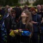 Shufryn Lilia, de 17 años, llora en el ataúd de su padre, Shfryn Andriy, de 41 años, durante su funeral en Leópolis