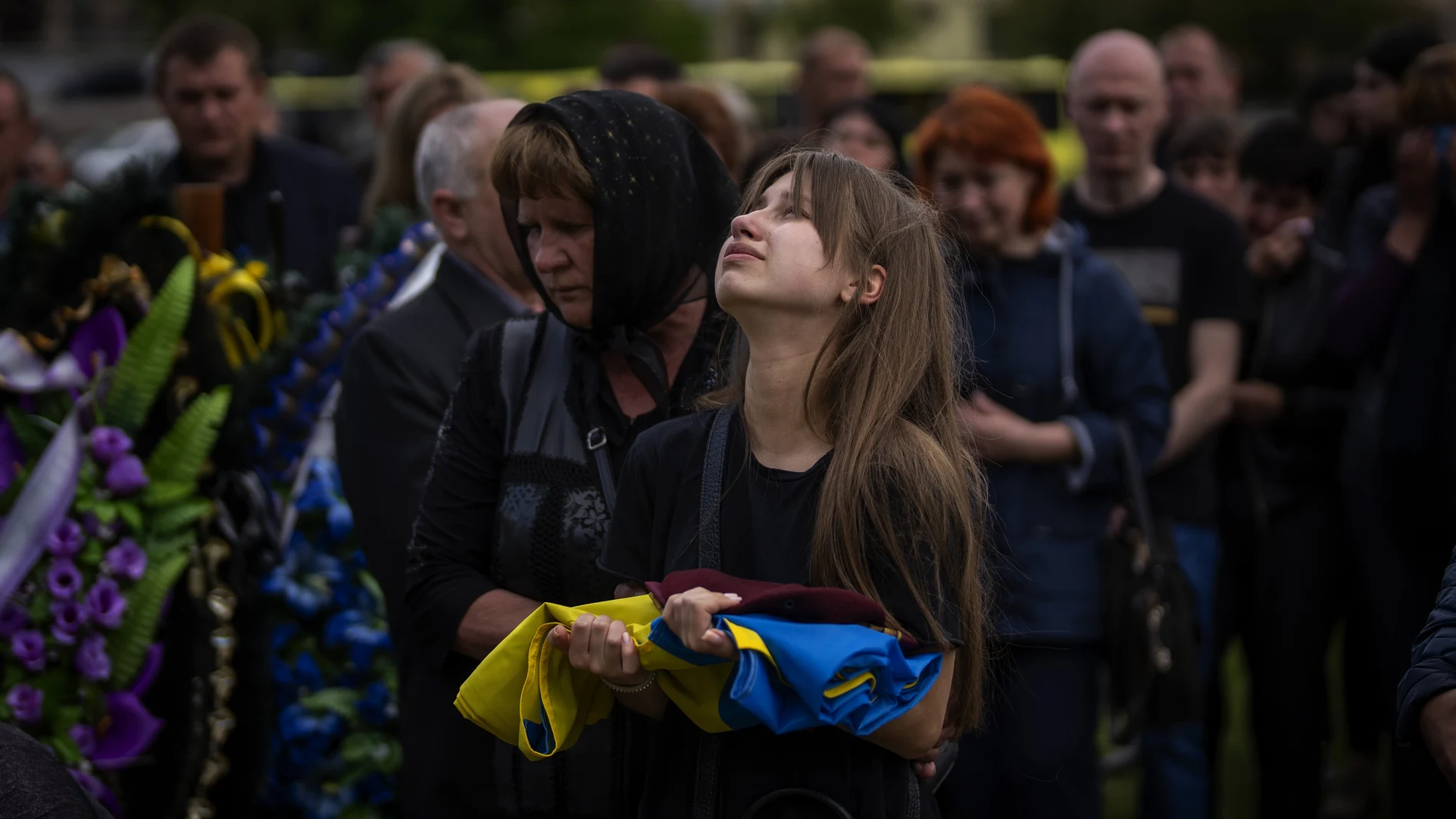 Shufryn Lilia, de 17 años, llora en el ataúd de su padre, Shfryn Andriy, de 41 años, durante su funeral en Leópolis