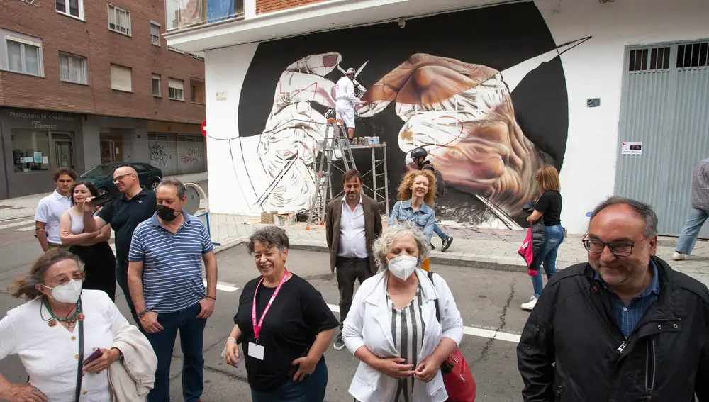 La concejala de Familia e Igualdad de Oportunidades, Ana Suárez, y la concejala de Mayores, Isabel Macías, asisten a la ruta guiada de la undécima edición de la Galería Urbana del barrio Oeste