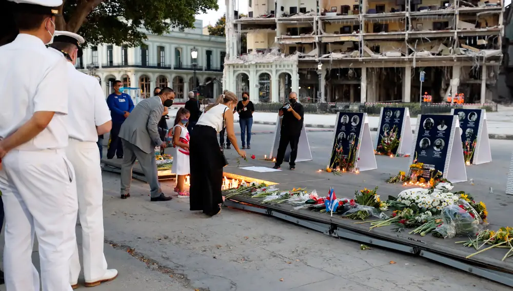 El embajador de España en Cuba, Ángel Martín Peccis, junto a su familia, acuden a una vigilia como homenaje a las víctimas de la explosión del hotel Saratoga, frente al hotel siniestrado en La Habana (Cuba).