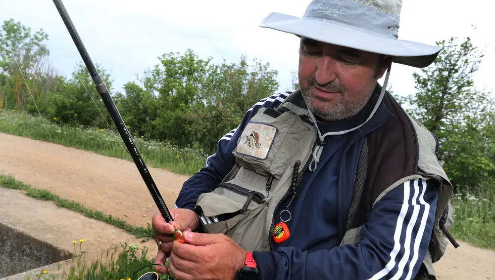 El pescador José Salazar en el Canal de Castilla en Palencia
