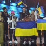 Los componentes de Kalush Orchestra en representación de Ucrania celebran su victoria en el festival de Eurovision celebrado en Turín, Italia