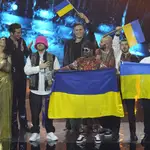 Los componentes de Kalush Orchestra en representación de Ucrania celebran su victoria en el festival de Eurovision celebrado en Turín, Italia