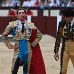 El diestro Ginés Marín (i), tras sufrir un revolcón con su primero de la tarde durante la corrida de la Feria de San Isidro hoy en la plaza de Lasa Ventas, en Madrid. EFE/Fernando Villar