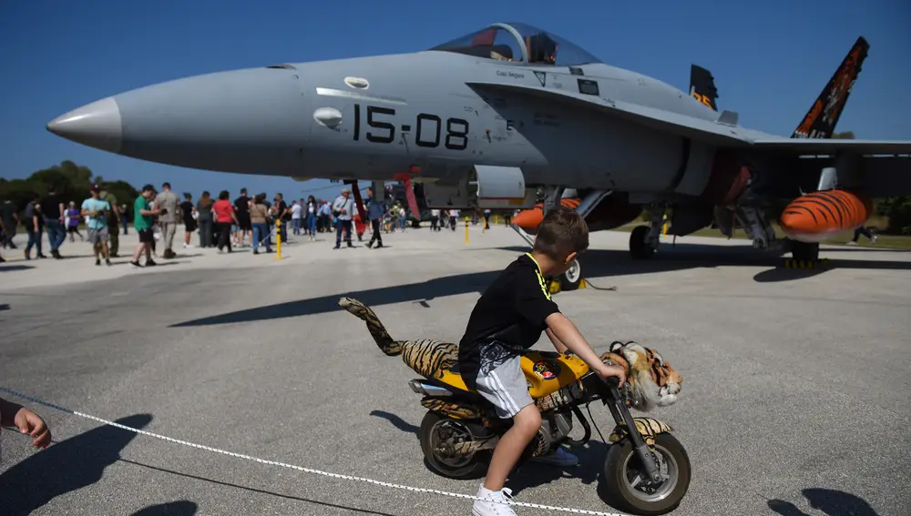 Uno de los F-18 españoles decorado para el &quot;Tiger Meet&quot; en el aeródromo griego de Araxos
