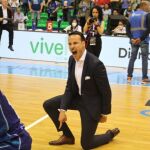 El presidente y propietario del Hereda San Pablo Burgos, Felix Sancho, obliga a los jugadores a arrodillarse tras el descenso