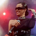 La cantante Chanel durante el concierto gratuito LOS40 Classic, en la Plaza Mayor de Madrid.