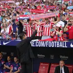 Simeone saluda a los aficionados rojiblancos antes del partido ante el Sevilla