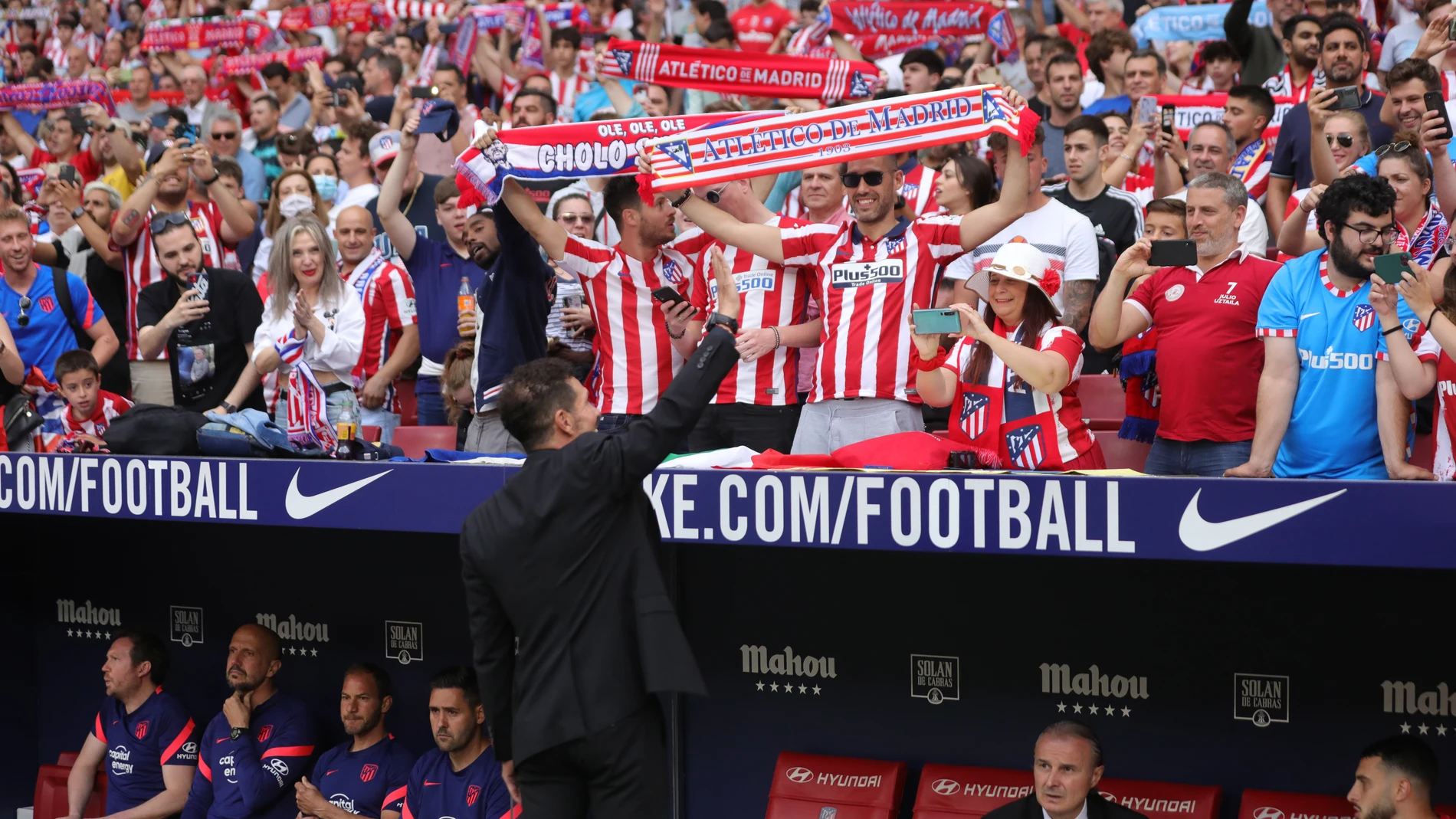 Simeone saluda a los aficionados rojiblancos antes del partido ante el Sevilla