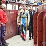 El diestro Ginés Marín sufre un revolcón con su primero de la tarde durante la corrida de la Feria de San Isidro hoy en la plaza de Lasa Ventas