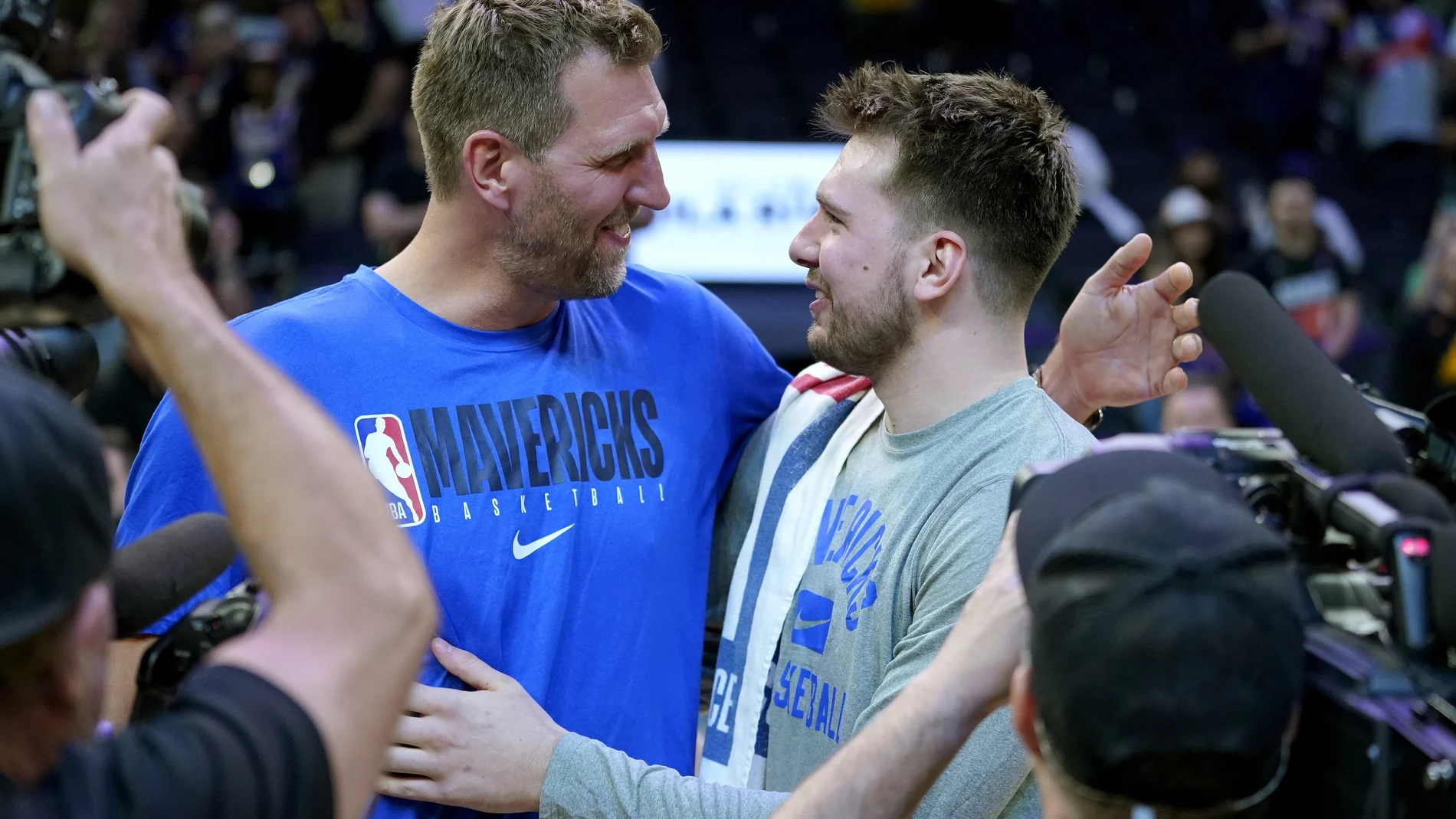 Luka Doncic saluda a la leyenda de los Mavericks, Dirk Nowitzki, tras la victoria en el séptimo partido ante los Suns