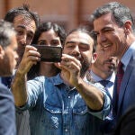 El presidente del Gobierno, Pedro Sánchez, se hace una foto con los alumnos durante su visita el Centro Integrado Público de Formación Profesional de Mislata, a 16 de mayo de 2022, en Mislata, Valencia