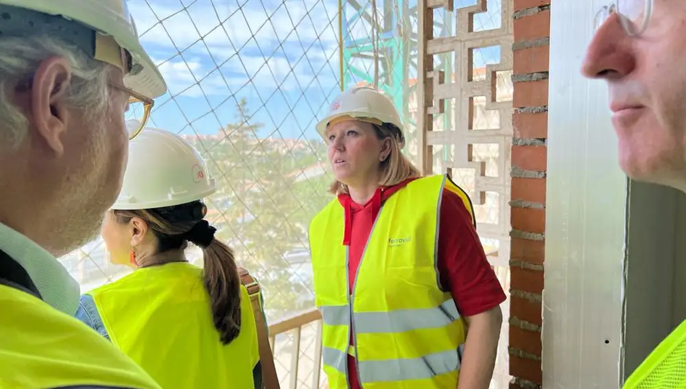 La consejera de Familia, Isabel Blanco, durante su visita a las obras de modernización en la Residencia Mixta de Segovia