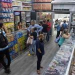 Personas acuden a comprar a una tienda, el 11 de mayo de 2022, en Caracas (Venezuela)