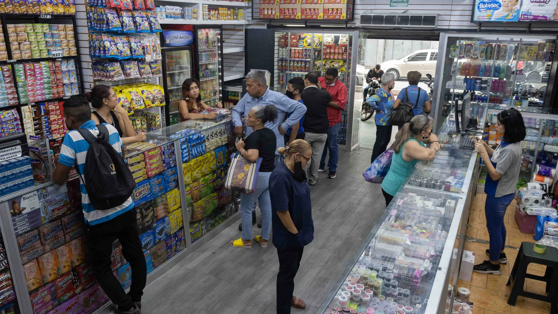 Personas acuden a comprar a una tienda, el 11 de mayo de 2022, en Caracas (Venezuela)